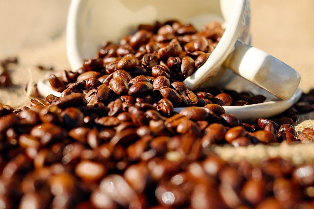 Imagem meramente ilustrativa de um pacote de grãos de café artesenais 100% arábica